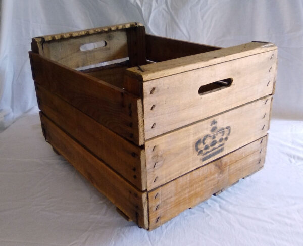 Caja-revistero de madera con ruedas