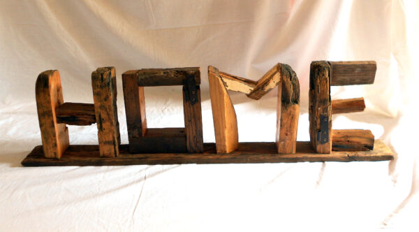 Letras HOME en madera reciclada