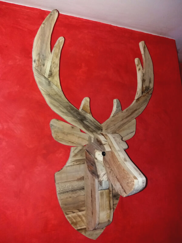 Trofeo cabeza de ciervo decorativa en madera