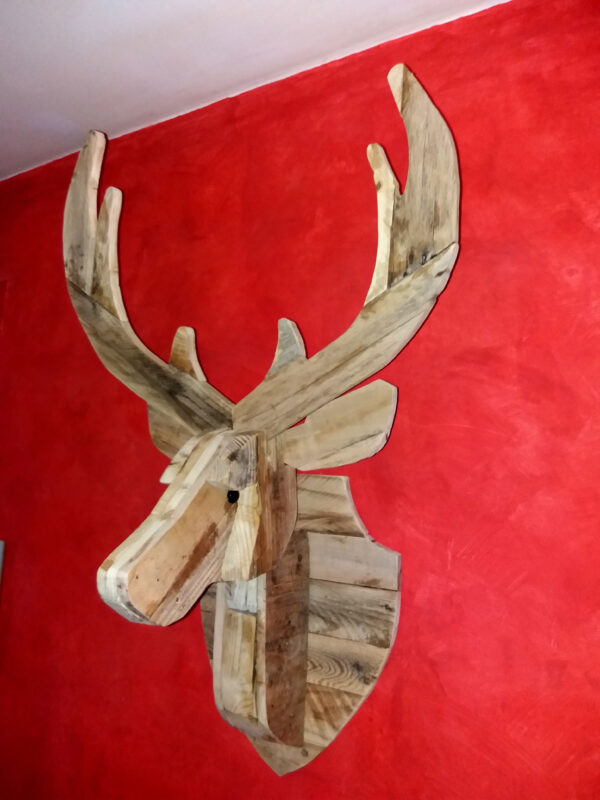 Trofeo cabeza de ciervo decorativa en madera - Imagen 2