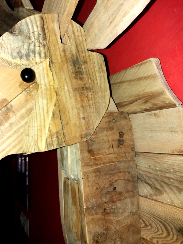 Trofeo cabeza de ciervo decorativa en madera - Imagen 3