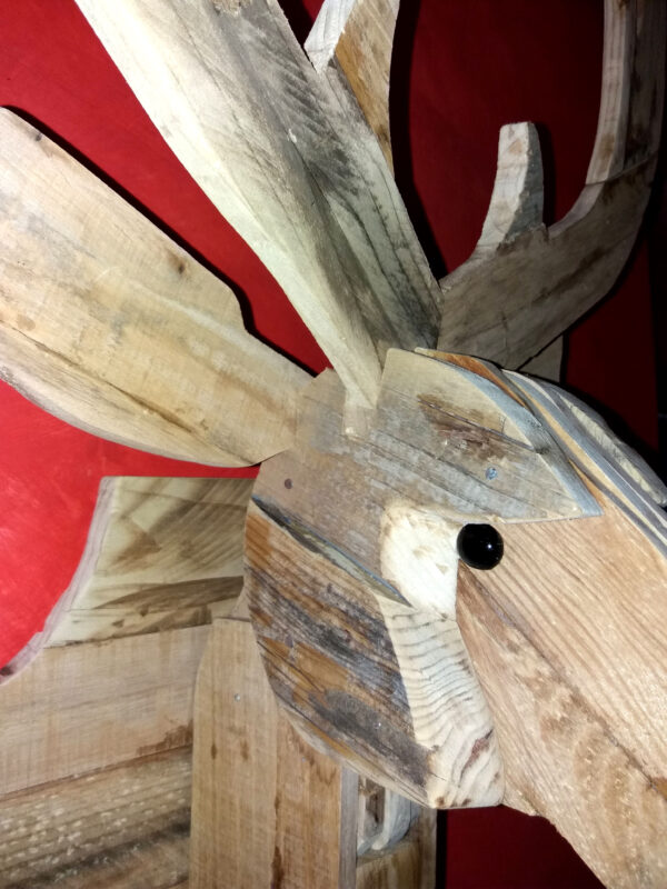 Trofeo cabeza de ciervo decorativa en madera - Imagen 4