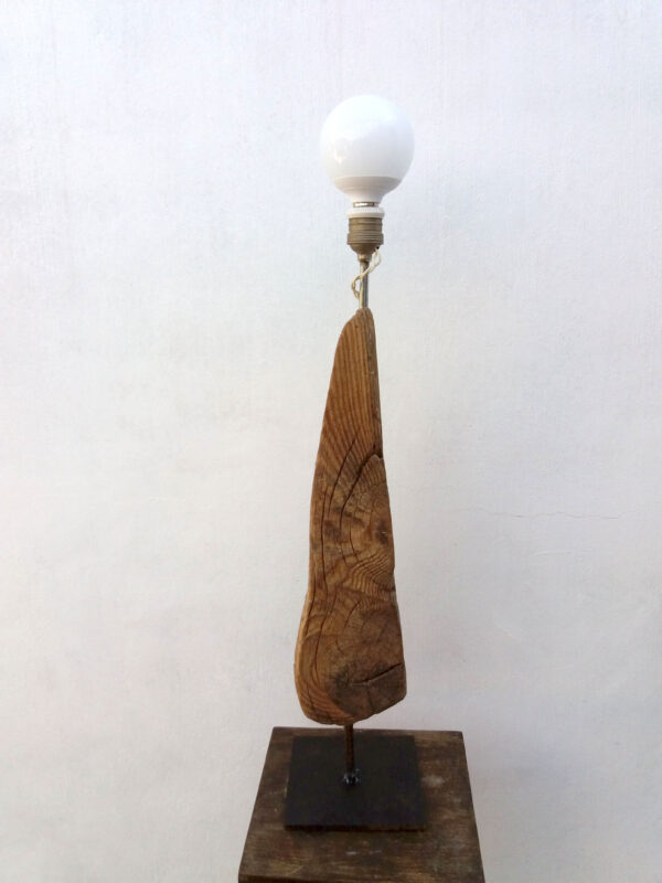 Lámpara industrial vintage en madera de deriva reciclada