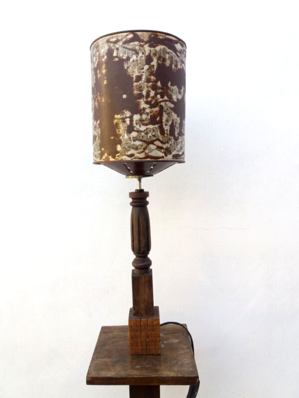 Lámpara industrial vintage en madera y hierro oxidado