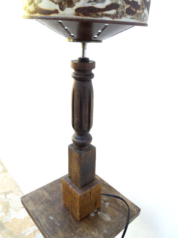 Lámpara industrial vintage en madera y hierro oxidado - Imagen 2