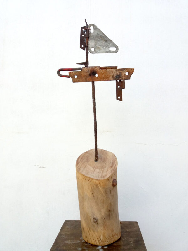 Escultura de barco con metal reciclado y base de madera para decoración