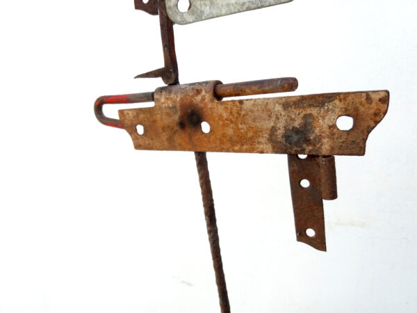 Escultura de barco con metal reciclado y base de madera para decoración - Imagen 4